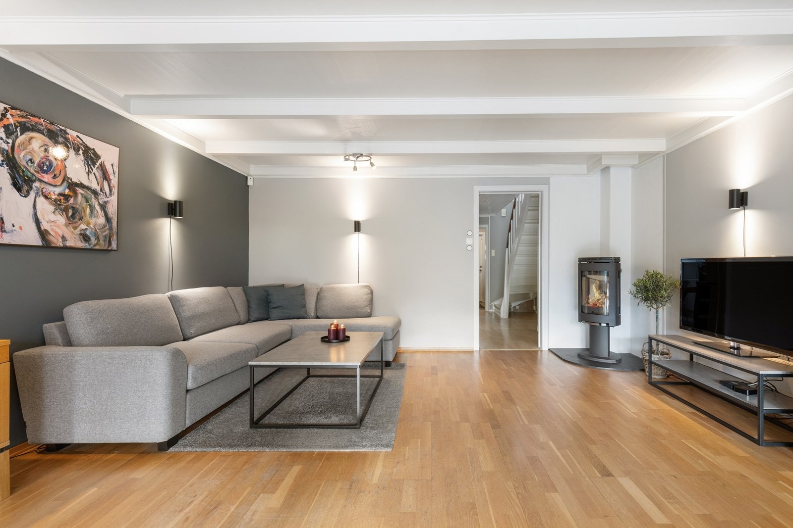 En moderne Jøtul-peis i stuen fordeler varmen godt på kalde vinterkvelder. Galleribilde