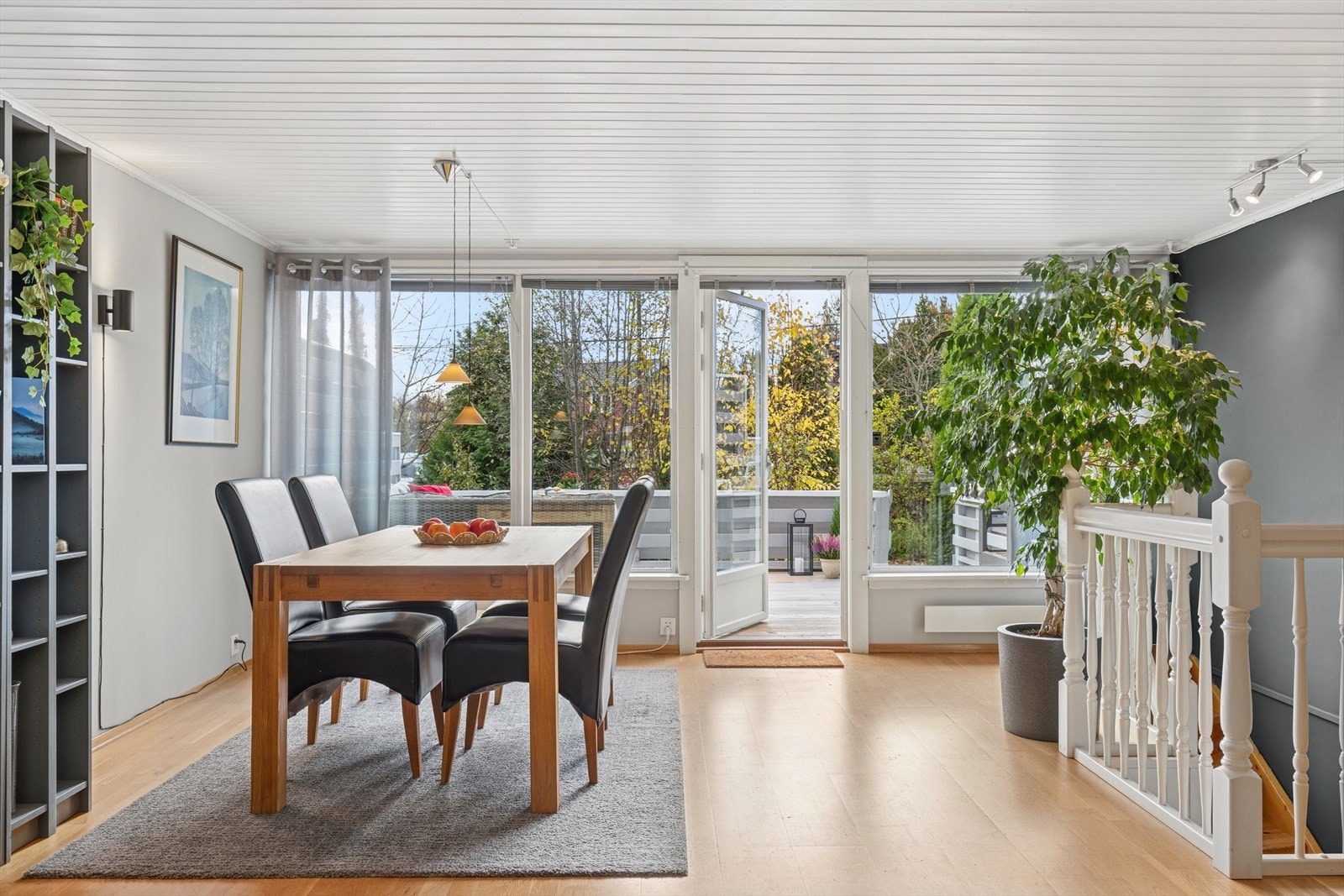 Store vindusflater gir godt med naturlig lysinnslipp. Galleribilde