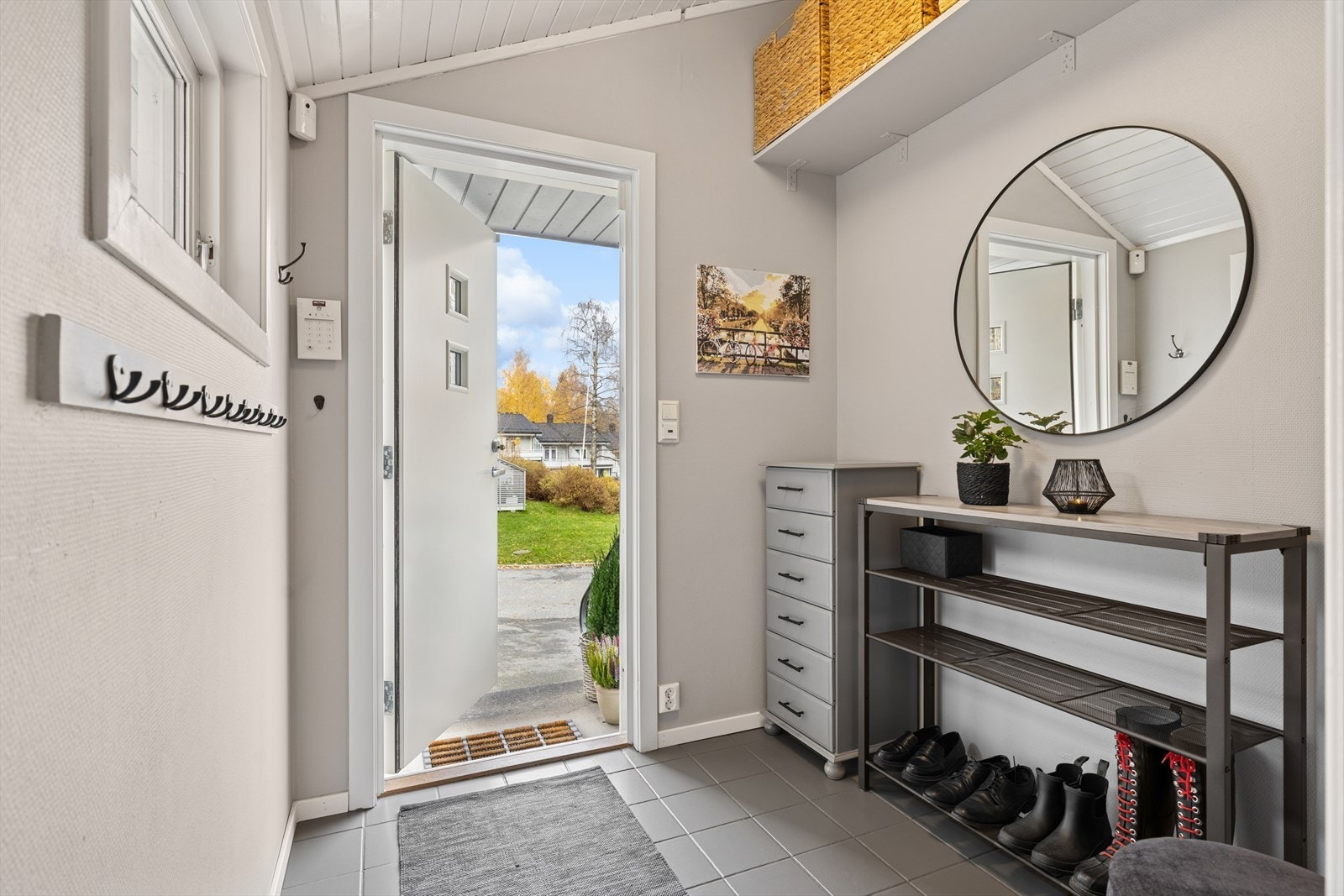 Entréen har flislagt gulv med varmekabler. Galleribilde