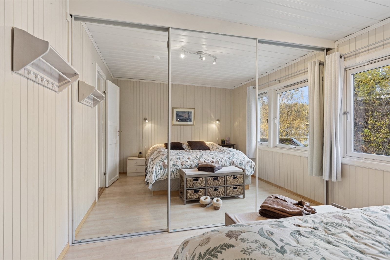 Soverommet har plassbygd garderobeskap. Galleribilde