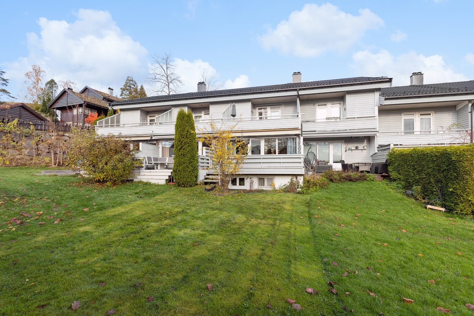 På stuesiden har man terrasse med gode solforhold og trapp ned til hagen. Galleribilde