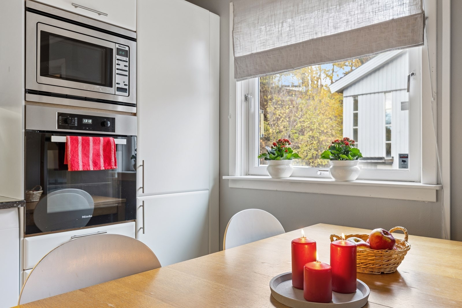 Kjøkkenet har en rekke integrerte hvitevarer, her både stekeovn og mikrobølgeovn fra Miele. Galleribilde