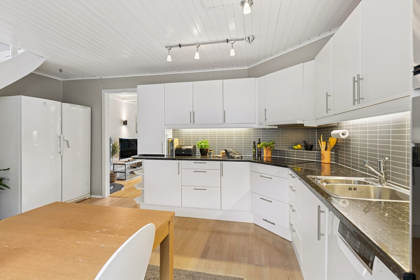 Den gode belysningen gir gode arbeidsforhold på kjøkkenet. Galleribilde