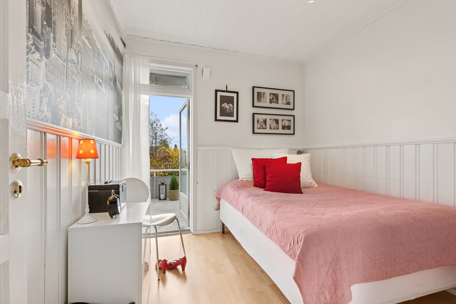 Soverom 2 har direkte utgang til terrassen. Galleribilde