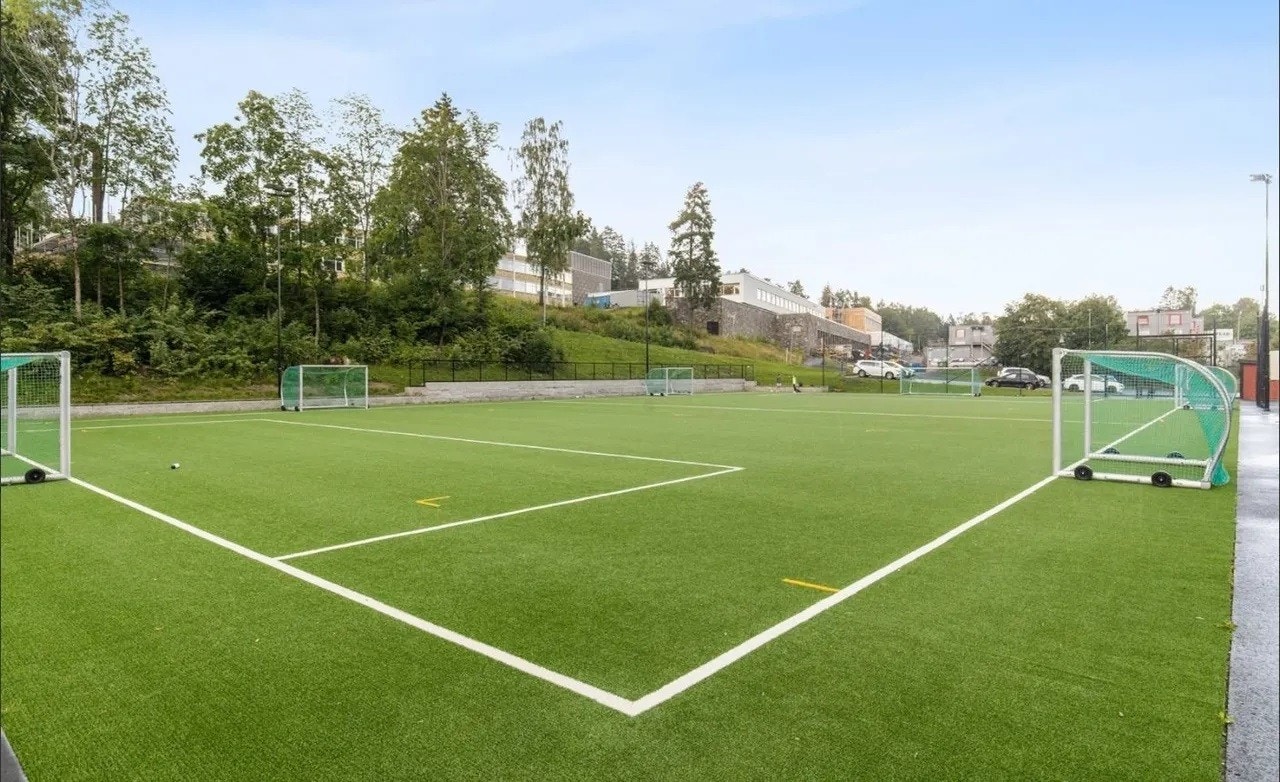 To minutter fra ligger kunstgressbanen Galleribilde