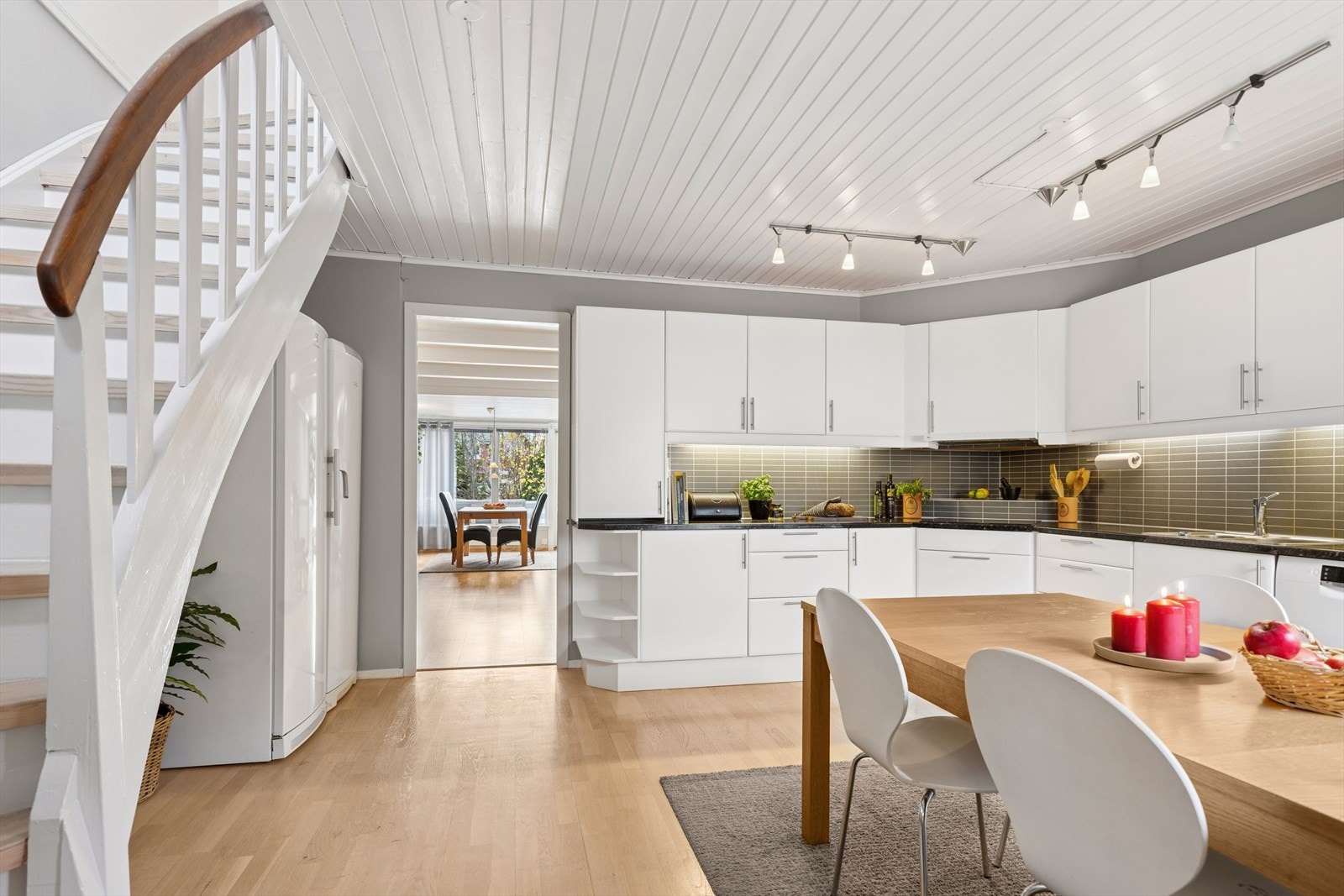 Kjøkkenet er lyst og romslig, med en moderne innredning. Galleribilde