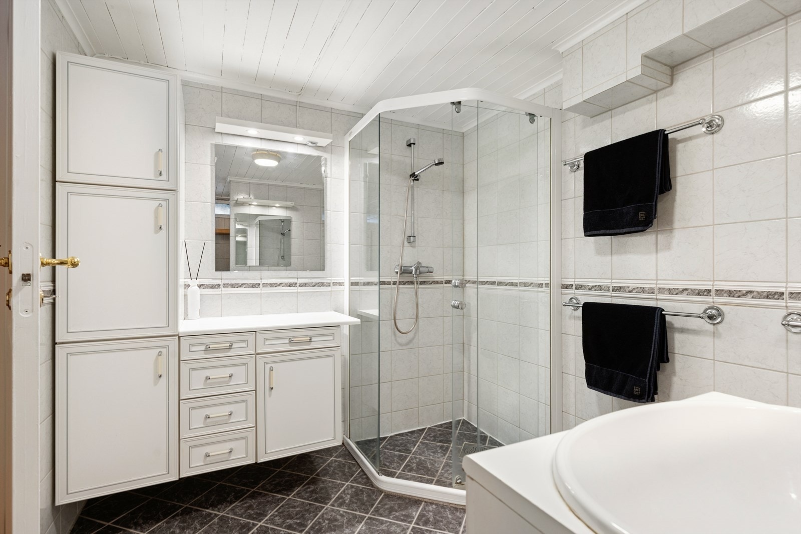 Baderom i kjelleren er også utstyrt med varmekabler i gulv. Galleribilde