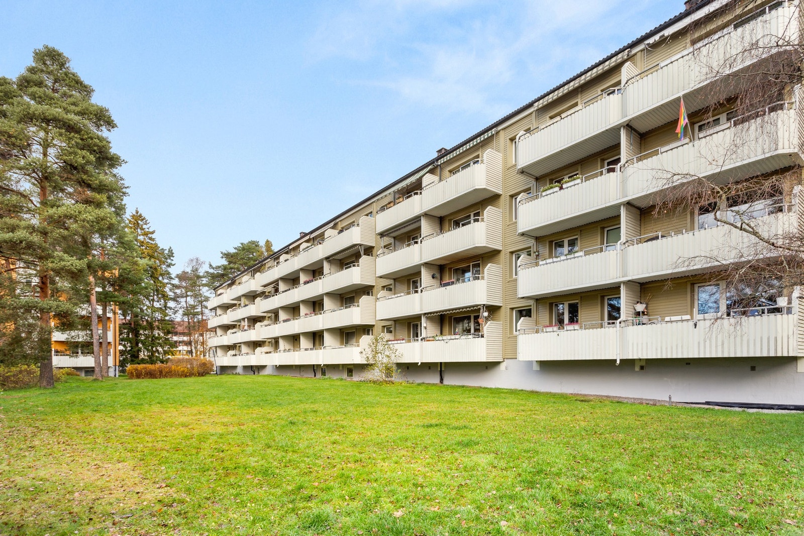 Borettslaget disponerer over 300 parkeringsplasser, som leies ut etter venteliste. I tillegg finnes det rullerende ladeplasser ved Oppsaltoppen 12 og Vetlandsveien 74 Galleribilde