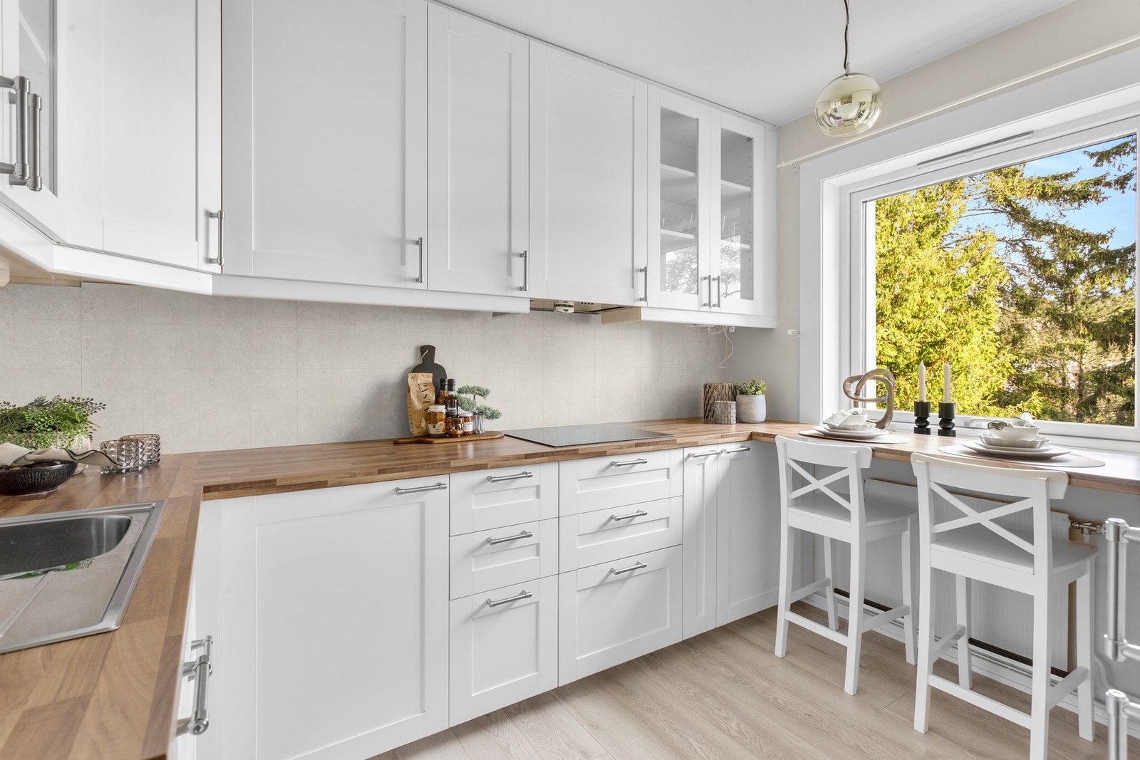 Kjøkkenet ligger i eget rom med adkomst fra entréen. Innredningen er fra IKEA og var ny i 2016 Galleribilde