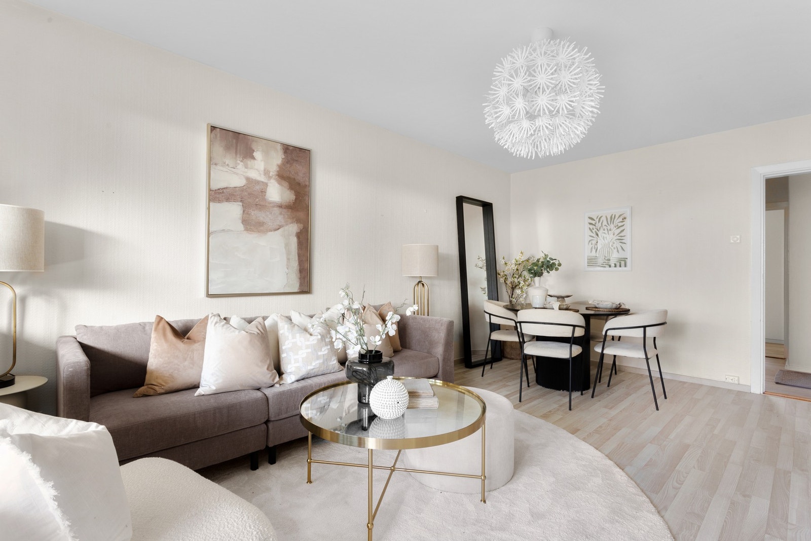 Det er god plass til både sofagruppe og spisebord, noe som gir fleksible innredningsmuligheter Galleribilde