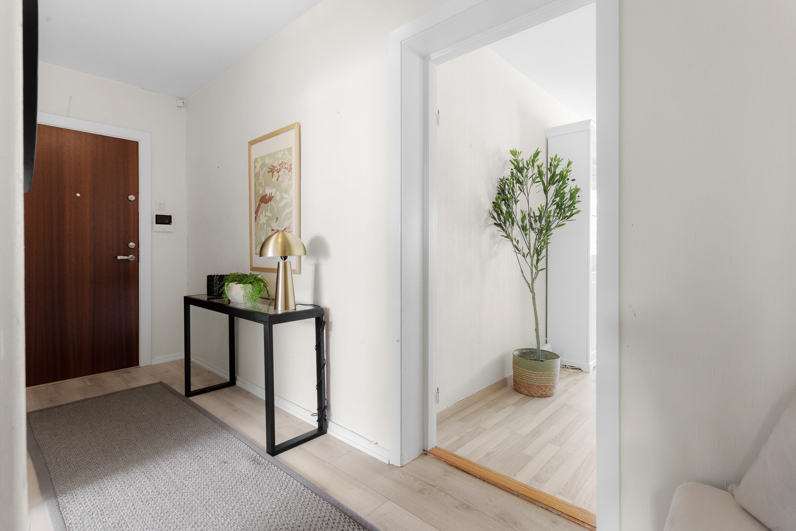 Inne i leiligheten blir du møtt av en lys og innbydende entré Galleribilde