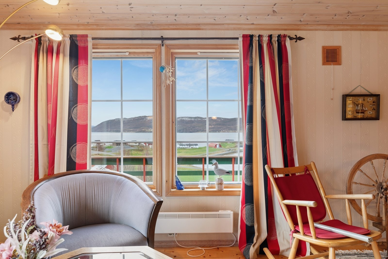 Med beliggenhet bare 200 meter fra sjøen, får du vakker utsikt og gode muligheter for naturopplevelser året rundt. Galleribilde