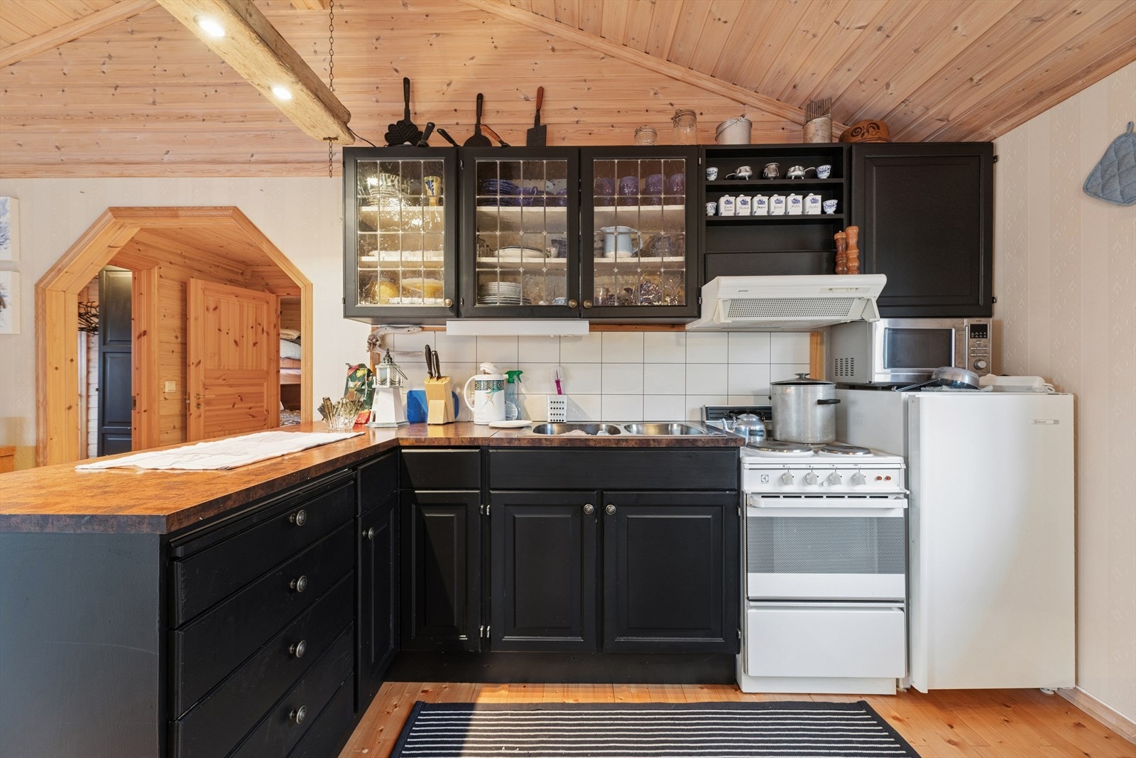 På kjøkkenet får du plass til frittstående komfyr og kjøleskap. Galleribilde