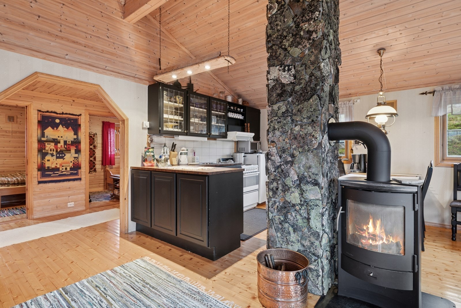 Kjøkkeninnredningen er L-formet og byr på rikelig med både skapplass og arbeidsflate. Galleribilde