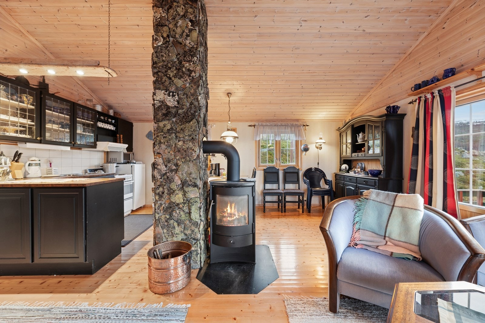 Mellom stue og kjøkken er det montert en peisovn som bidrar med god varme og skaper en lun og hyggelig atmosfære. Galleribilde