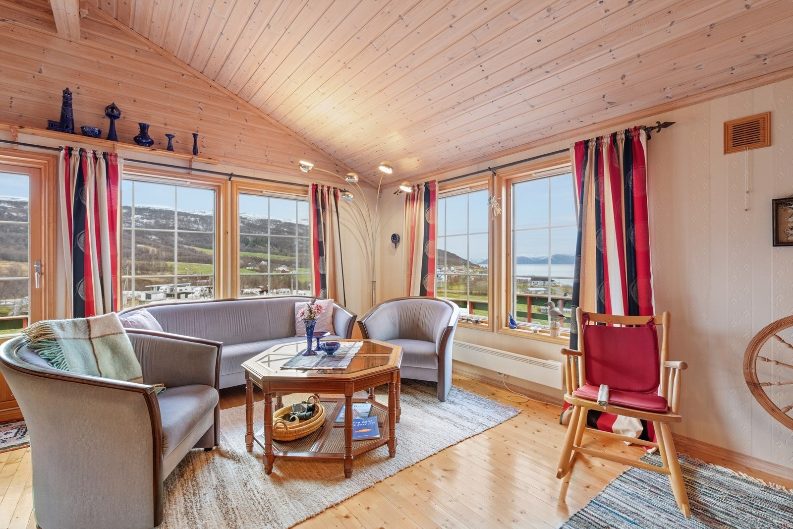 De store vindusflatene slipper inn rikelig med lys og rammer inn den naturskjønne utsikten. Galleribilde