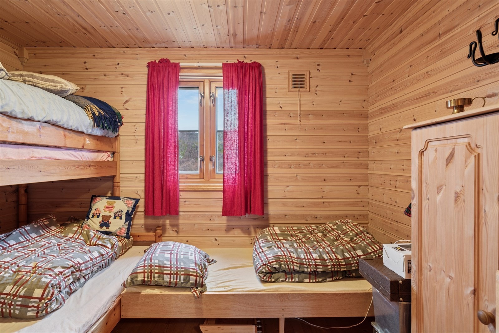 Soverom med god plass til senger og tilhørende møbler. Galleribilde