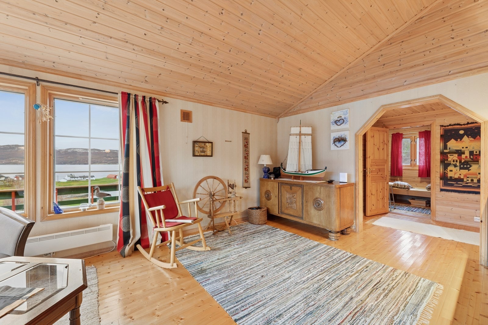 Stuen har en fleksibel planløsning som gir gode muligheter for møblering etter egne behov og ønsker. Galleribilde