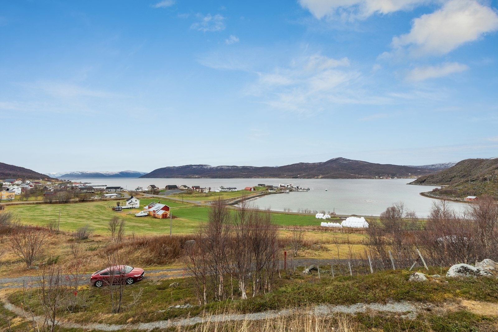 Området er populært som hytte- og rekreasjonsområde, med nærhet til både fjell, sjø, mark og scooterløype. Her kan du gå turer, fiske fra land eller båt, plukke bær i sesong og gå på jakt. Galleribilde