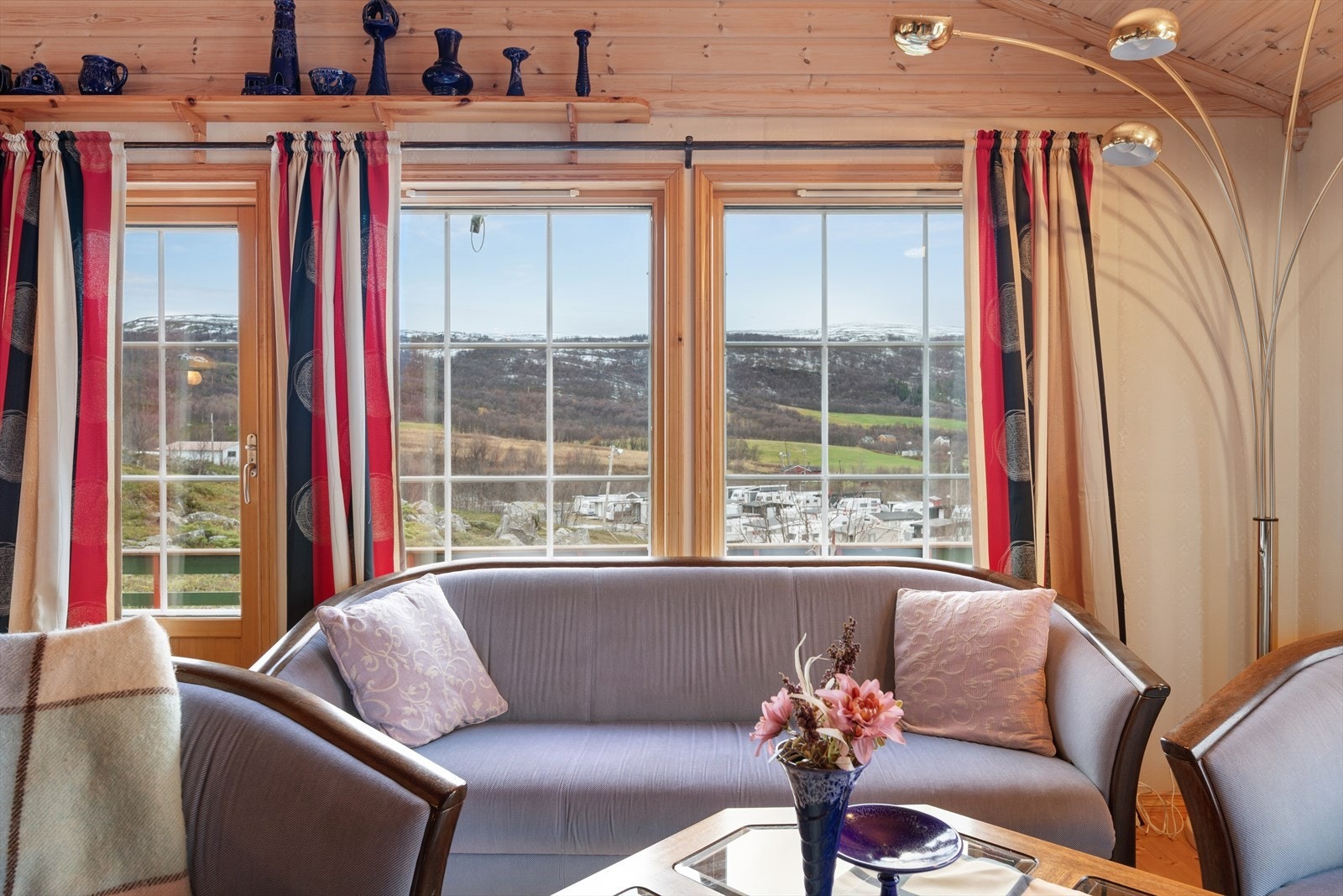 Sofagruppen er plassert ved vinduene, noe som gir godt lysinnslipp og en tilgang til en flott utsikt mot omgivelsene. Galleribilde