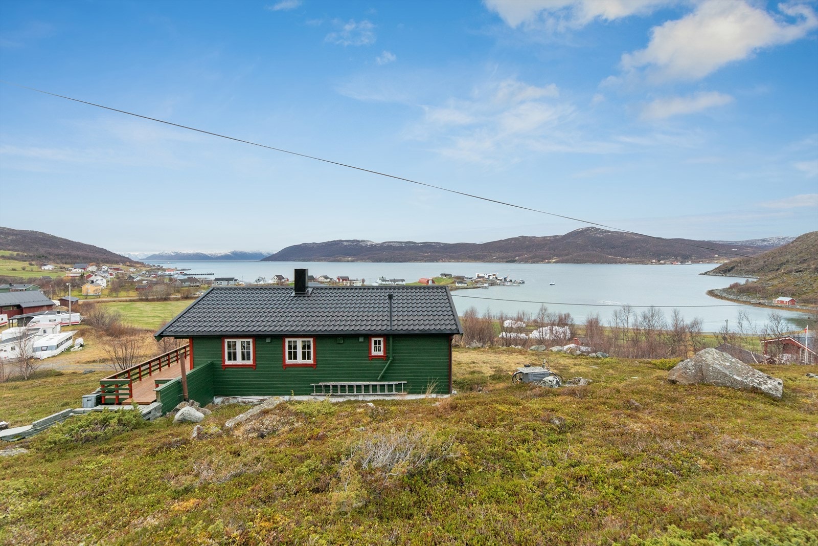 Fritidsbolig med naturskjønn beliggenhet i Kviby, kun 55 minutters kjøring fra Alta sentrum. Galleribilde
