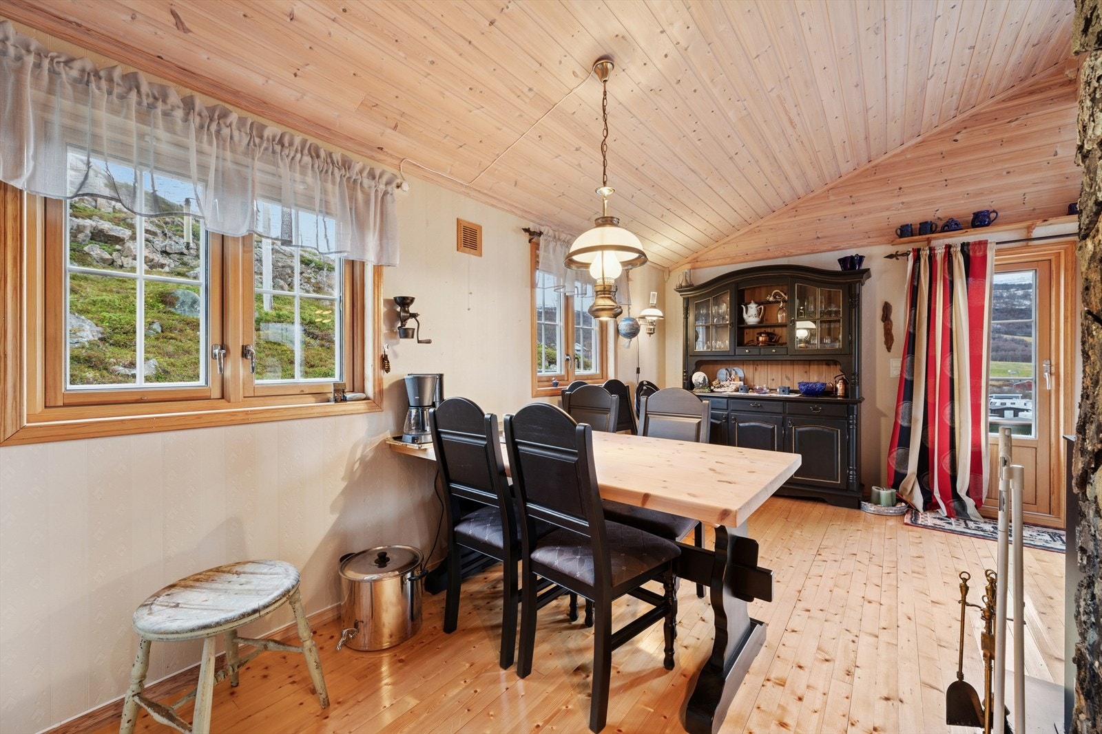 Spisegruppen har en fin plassering nær kjøkkenet. Galleribilde