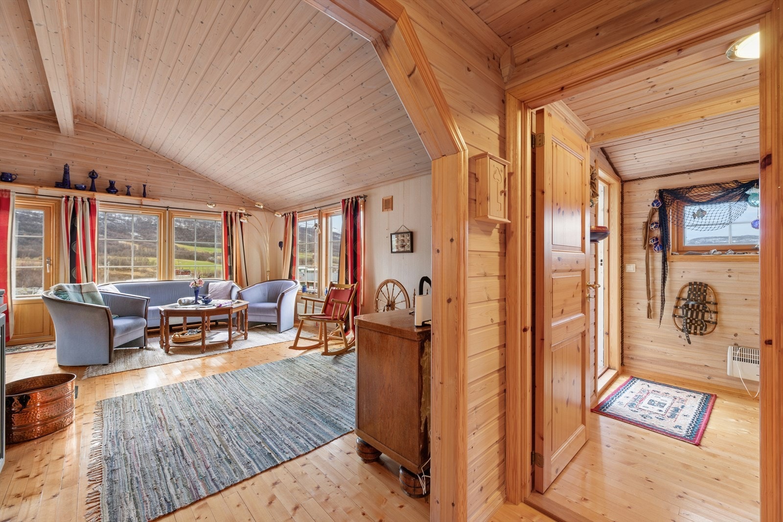 Videre finner du en praktisk åpen stue og kjøkkenløsning som gir god plass til både en romslig sofagruppe og spisebord. Galleribilde