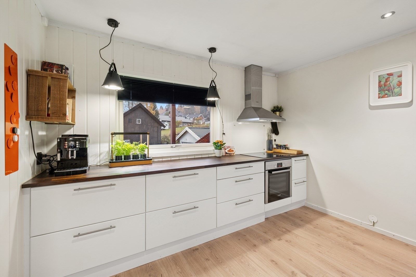 Kjøkkenet har en pen og tidløs innredning fra 2013 av merket Nordsjø, med hvite, glatte fronter og heltre benkeplate. Galleribilde