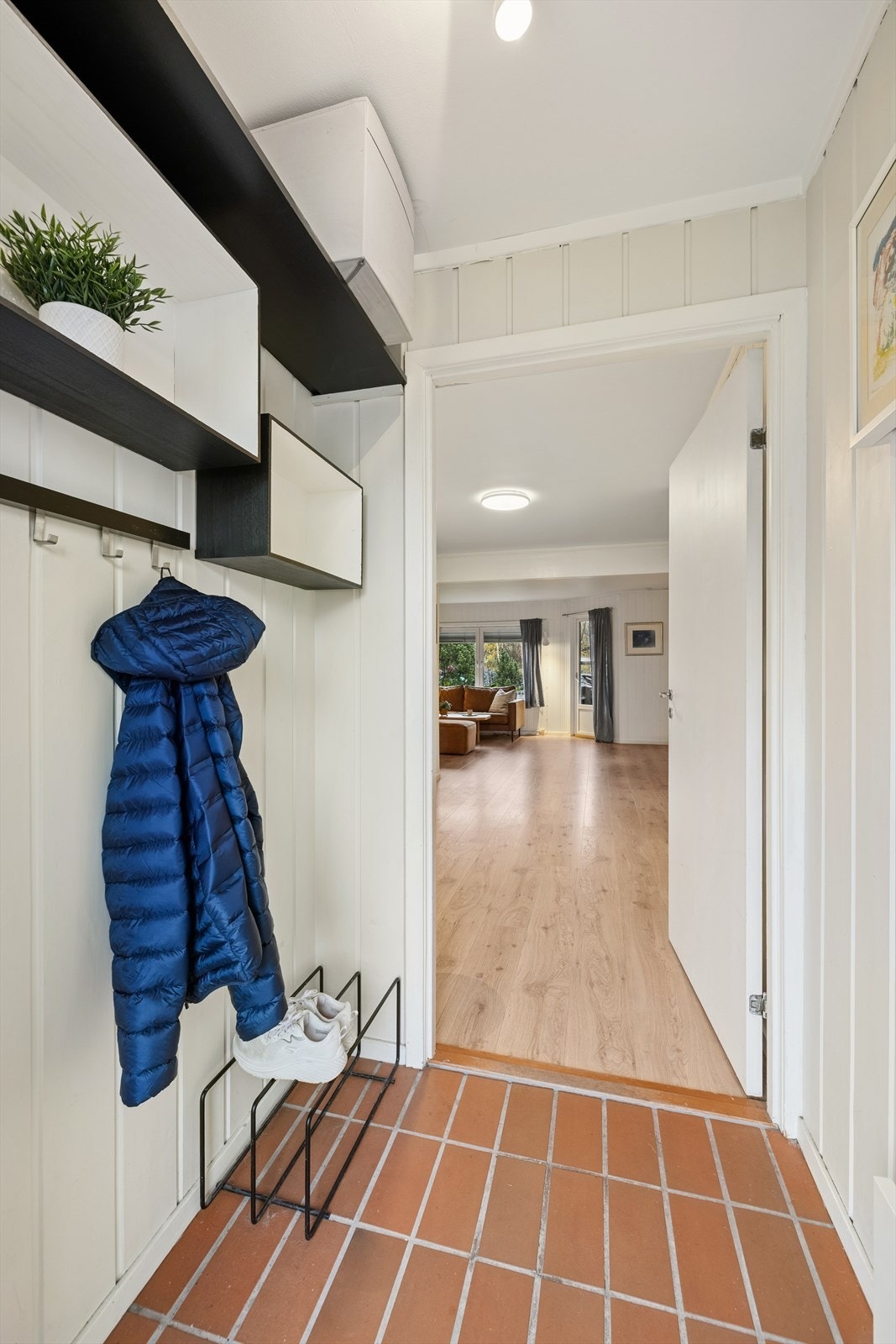 Entréen har flislagt gulv med gulvvarme. Galleribilde