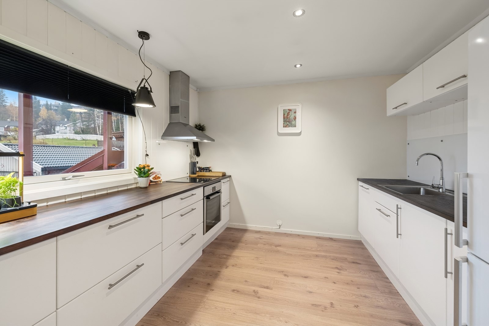 Det er spotter i himlingen og lamper over benkeplaten som gir gode arbeidsforhold. Galleribilde