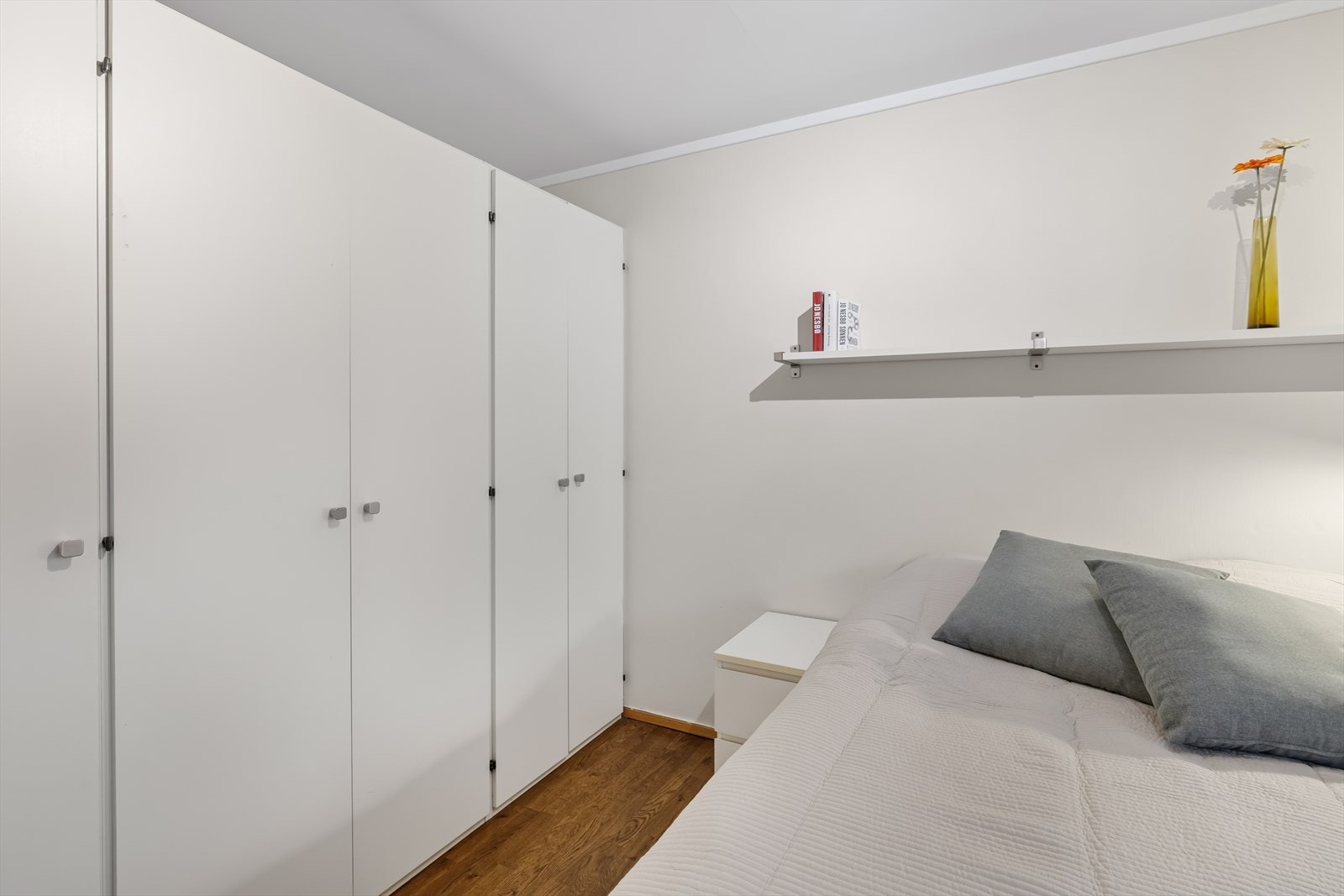 Soverom med garderobeskap. Galleribilde