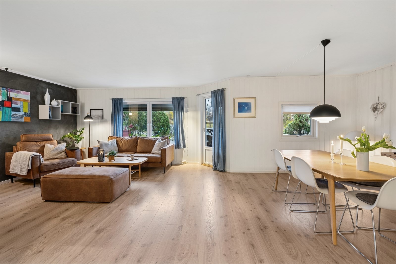 Den gode planløsningen gir boligen et stort, sosialt oppholdsrom med fine møbleringsmuligheter. Galleribilde