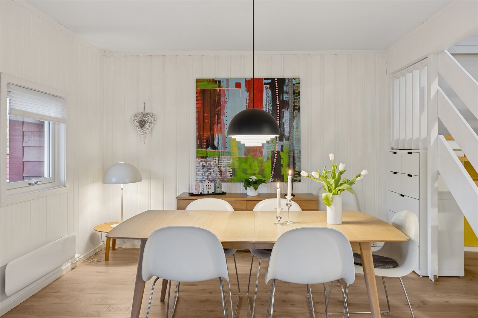 Leiligheten har en gjennomtenkt planløsning over to etasjer og fremstår som lys og innbydende. Galleribilde