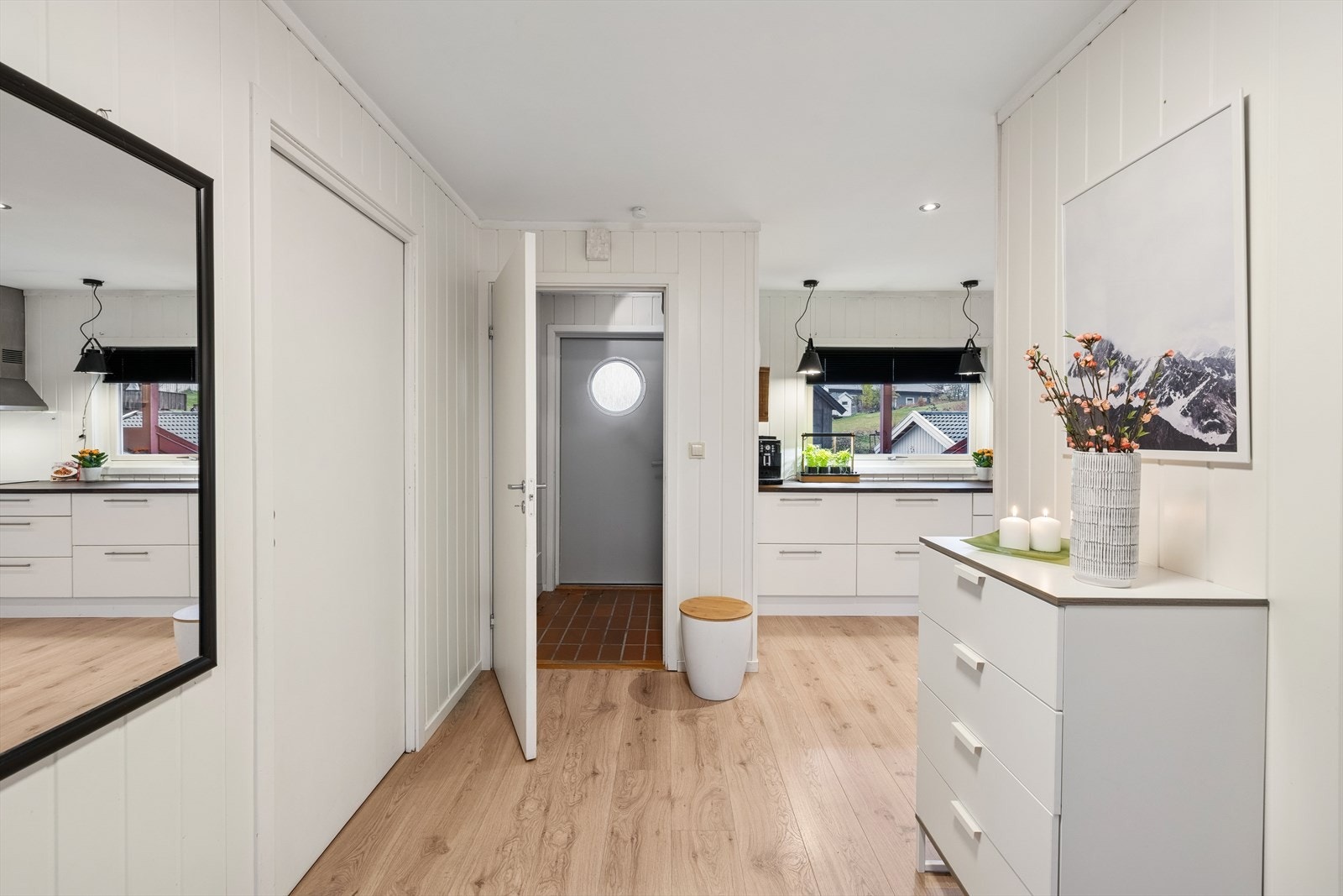 Lys og romslig gang med god plass til oppbevaringsmøbler. Galleribilde