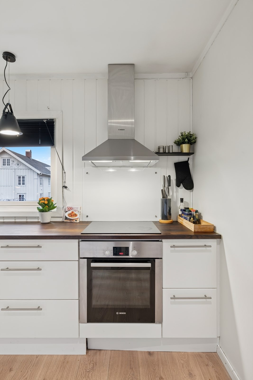 Kjøkkenet er utstyrt med integrert oppvaskmaskin, platetopp og stekeovn, samt plass til frittstående kjøleskap. Galleribilde