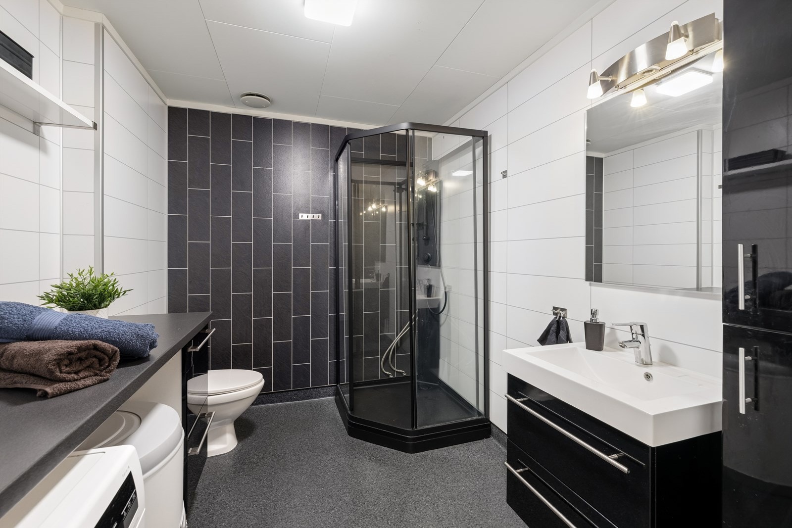 Badet ble renovert i 2011 og har baderomsplater på veggene og belegg på gulvet med elektriske varmekabler. Galleribilde