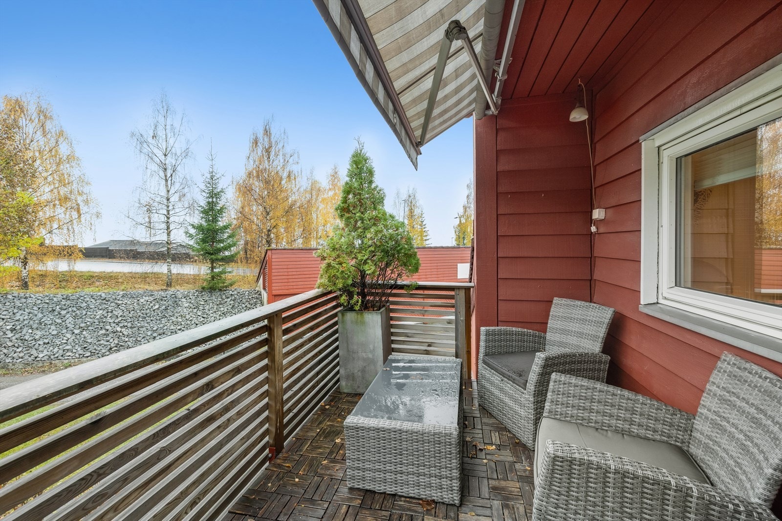 Eiendommen byr også på en solrik veranda mot sør hvor du kan nyte de fine sommerdagene. Galleribilde