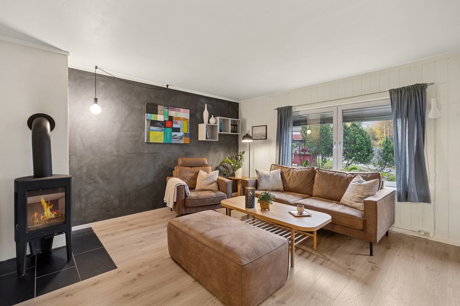 Stuen har en moderne peisovn som varmer godt på kjølige dager. Galleribilde