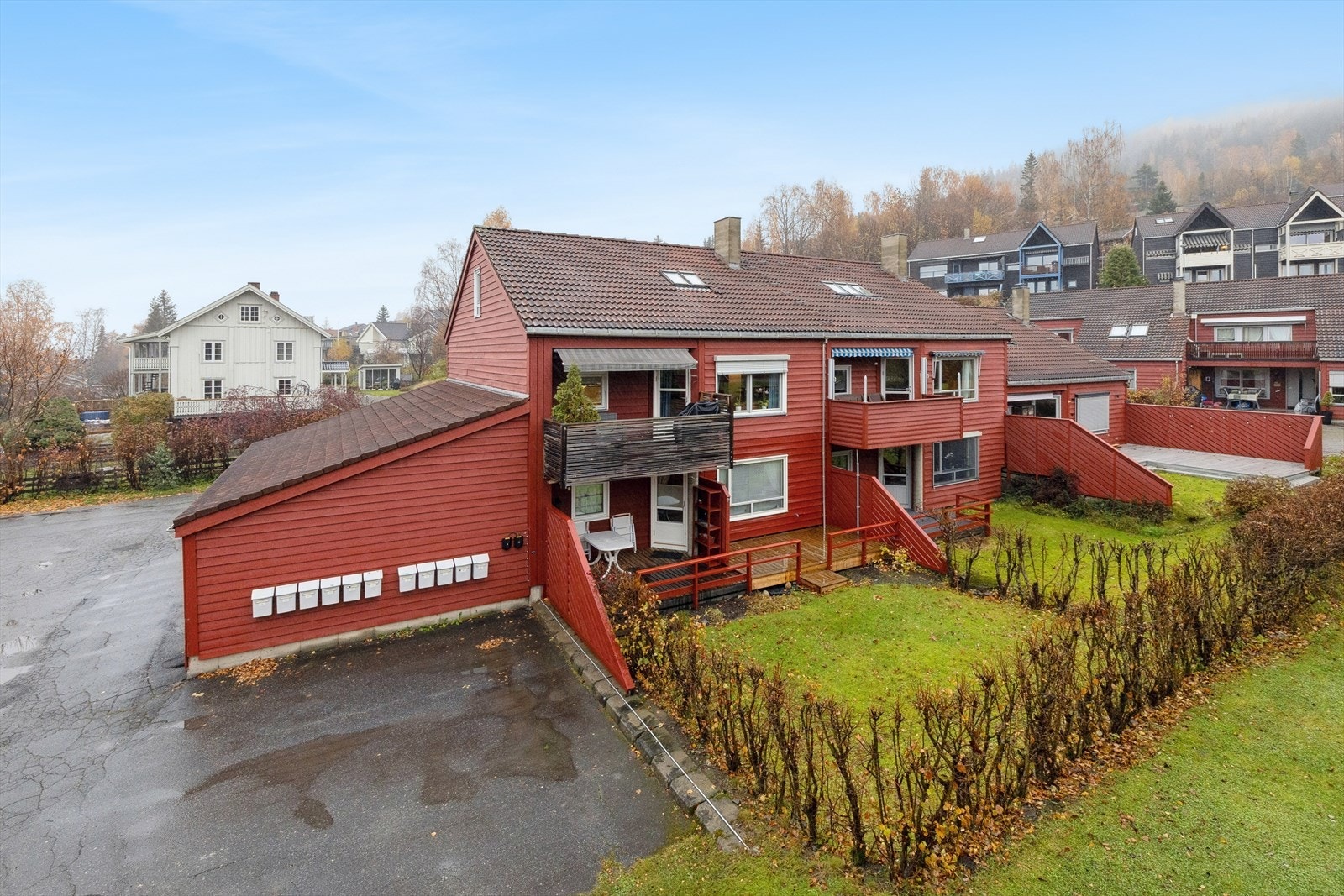 Til boligen følger det utebod og garasje. Det er gjesteparkering og el-billadere på Huseierlagets fellesområde. Galleribilde