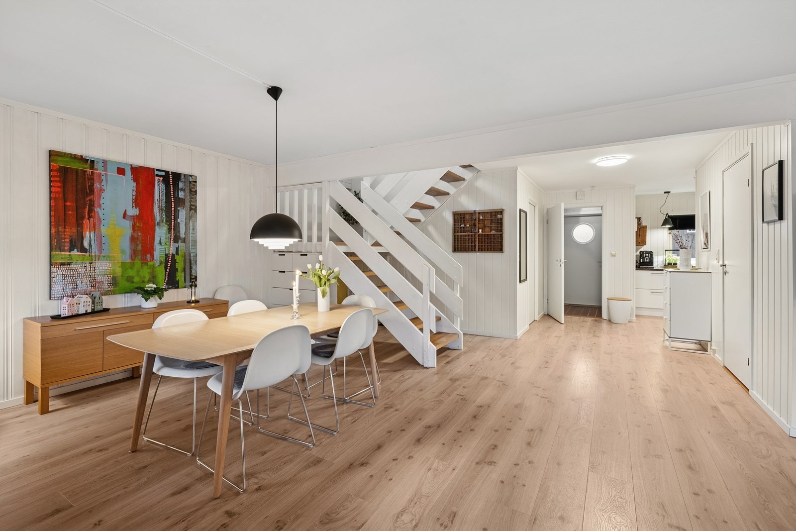 Spisegruppen kan plasseres i den naturlige sonen mellom kjøkkenet og stuen, noe som skaper en god flyt og et sosialt samlingspunkt i boligen. Galleribilde