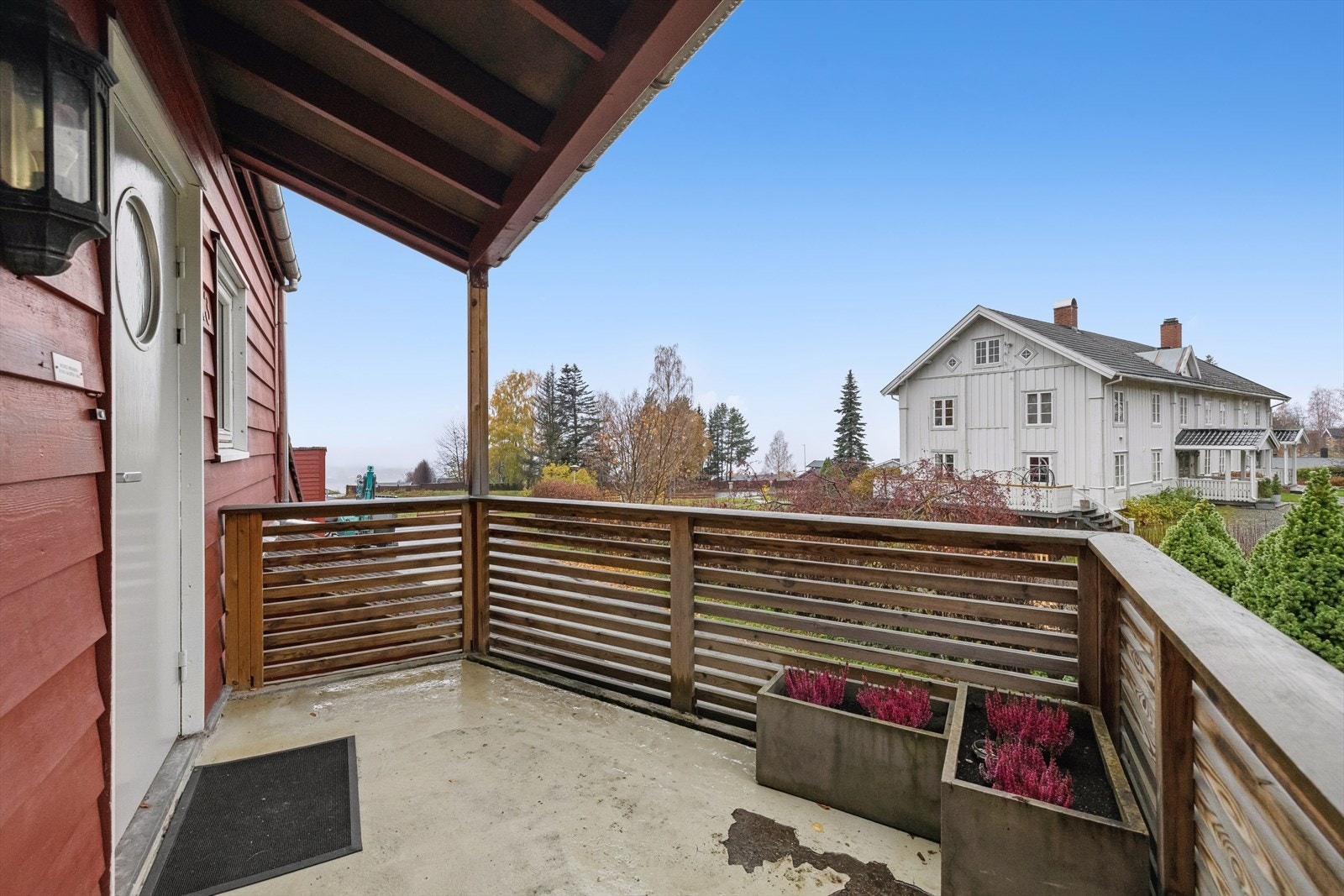 Hyggelig uteplass mot nord ved inngangspartiet. Galleribilde