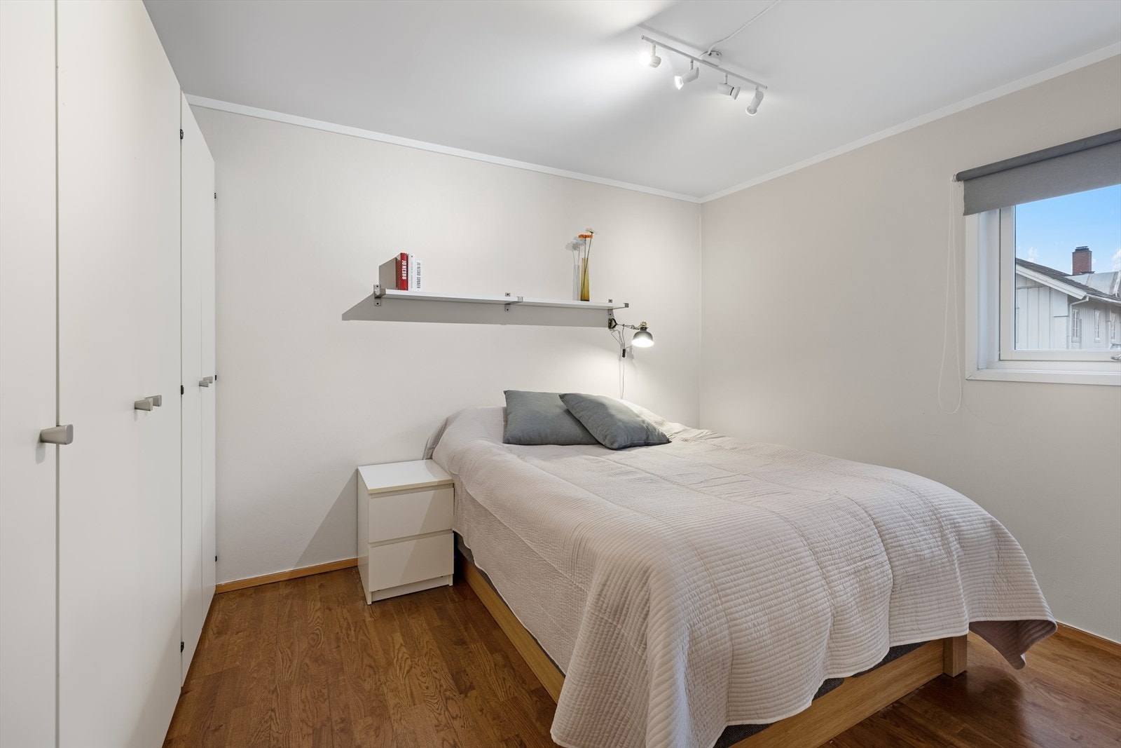 Boligen inneholder et romslig soverom på ca. 10,1 kvm i hovedetasjen. Galleribilde