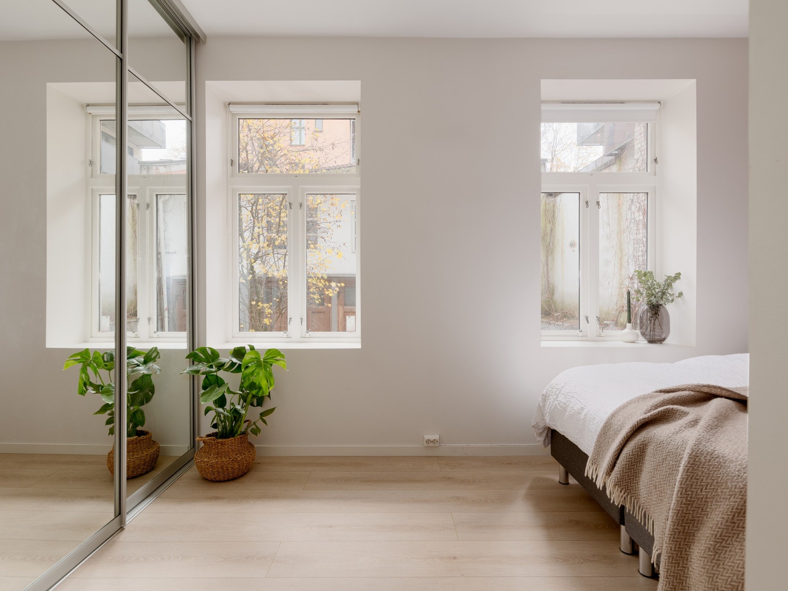 God plass til stor seng, og oppbevaring i speil skyvedørsgarderobe t.v. Galleribilde