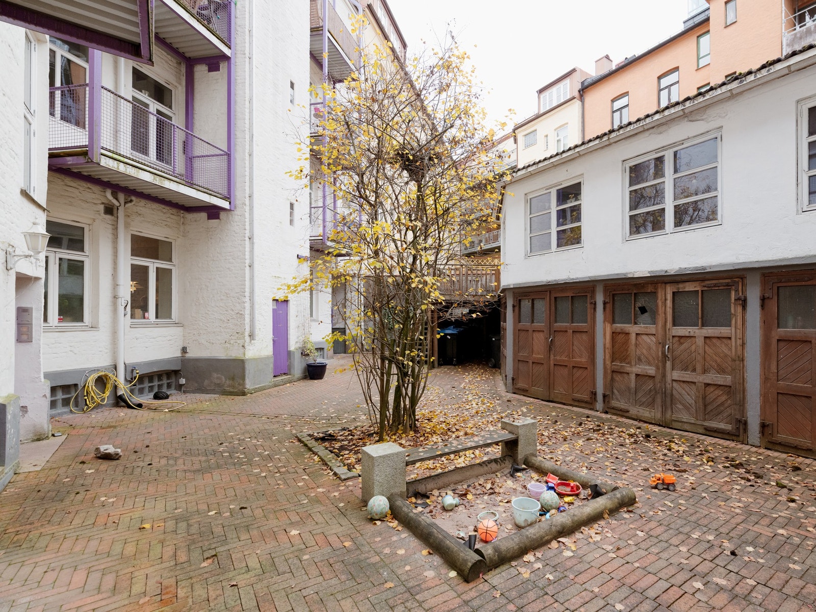 Borettslagets bakgård. Alle enhetene deler på en gammel "stall" som man kan leie gratis til sosiale sammenkomster. Galleribilde