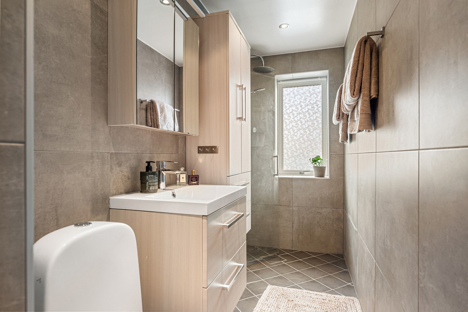 Pent flislagt bad med gulvvarme Galleribilde