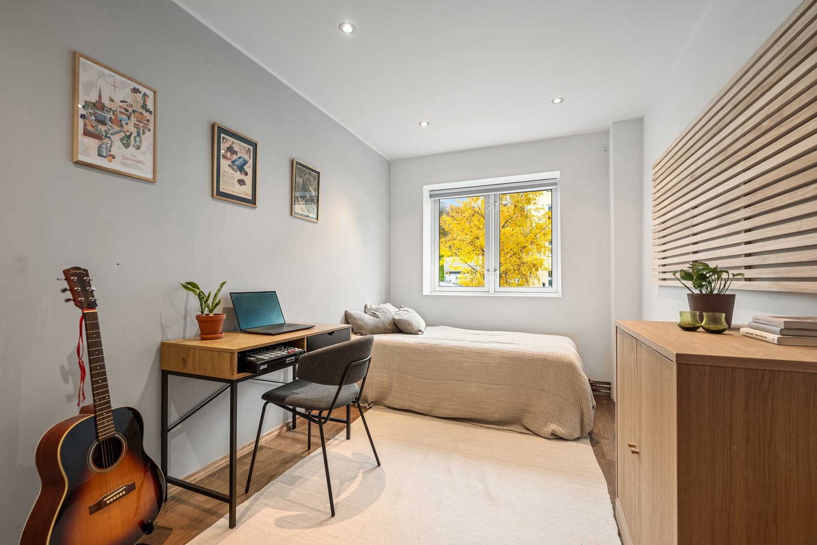 Romslig soverom 2 med skyvedørsgarderobe Galleribilde