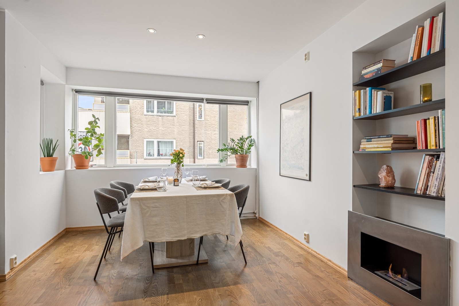 Fin spiseplass ved vindu Galleribilde