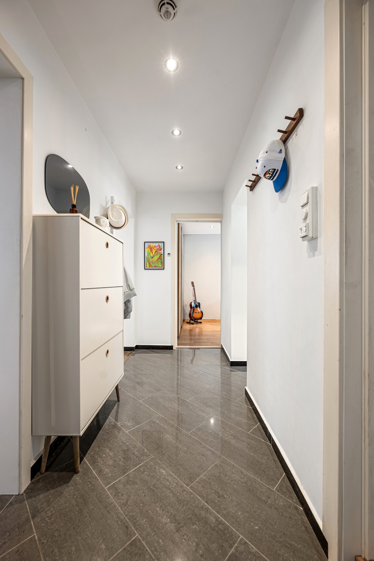 Flislagt entre med garderobeplass Galleribilde