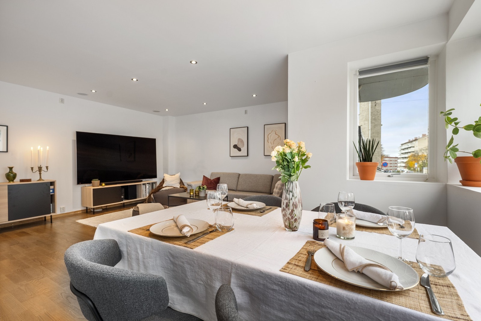 Store vinduer gir godt med naturlig lys Galleribilde