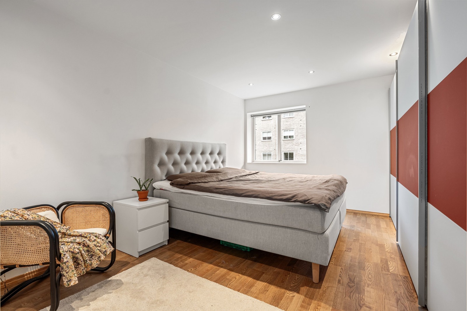 Stort hovedsoverom med skyvedørsgarderobe Galleribilde